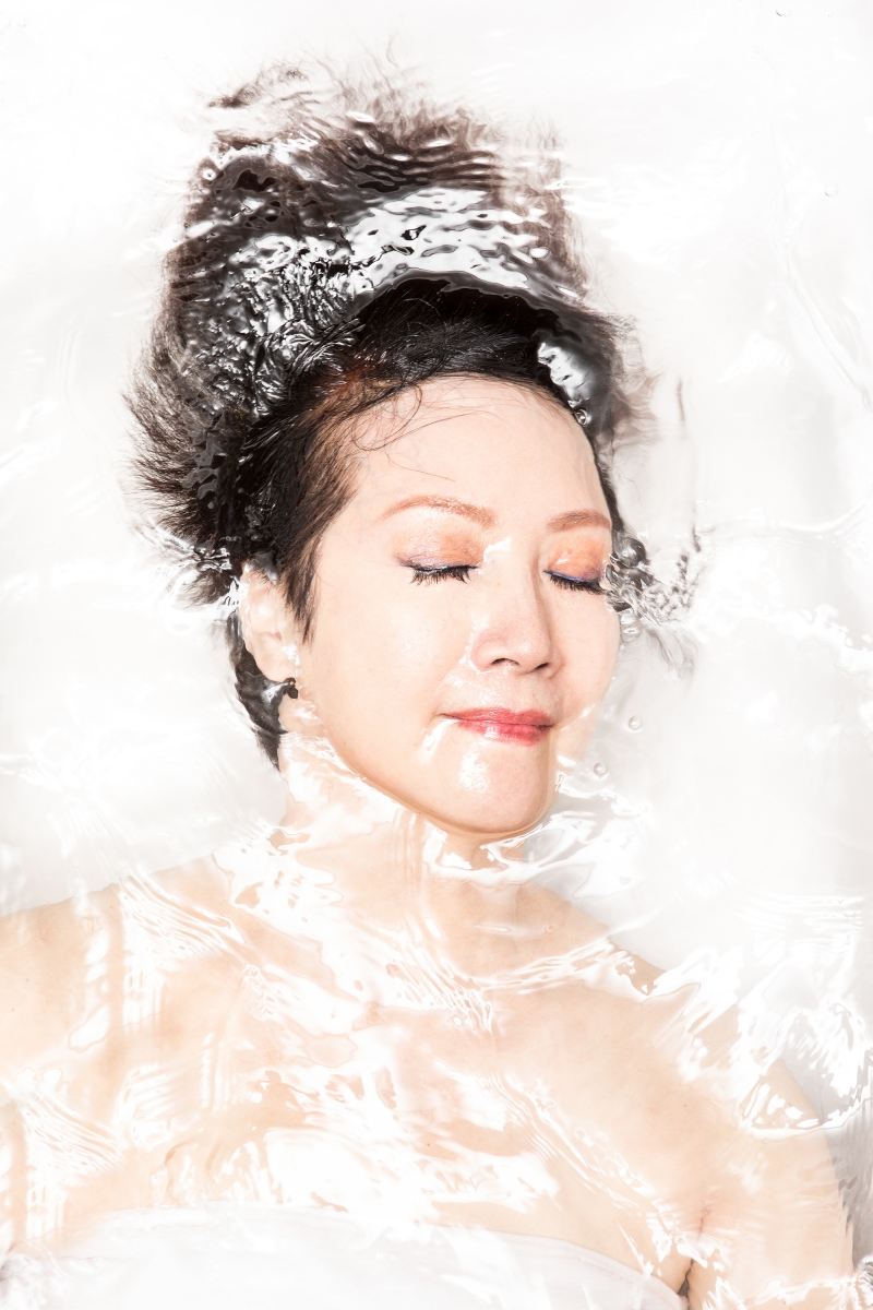 王浩信、Angela Yuen、謝雪心、歐鎧淳水著look曬冷